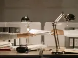 Man geeft een document aan een ander in kantoor.